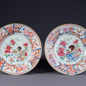 Paire d'assiettes en porcelaine de Chine famille rose à décor d'un coq, Yongzheng
