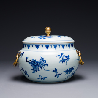 Bol couvert en porcelaine de Chine bleu et blanc à décor floral aux montures en bronze doré, époque Transition