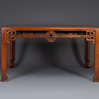 Een grote rechthoekige Chinese huanghuali houten tafel, 19/20e eeuw