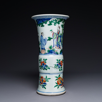 Vase de forme 'gu' en porcelaine de Chine wucai à décor figuratif, époque Transition