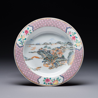 Belle assiette en porcelaine de Chine coquille d'oeuf au dos en rouge de rubis à décor de personnages dans un paysage lacustre, Yongzheng