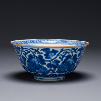 Bol en porcelaine de Chine en bleu et blanc à décor de raisins, marque de Jiajing, Shunzhi/Kangxi