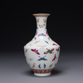 Vase en porcelaine de Chine famille rose à décor de papillons, marque de Guangxu, 19ème