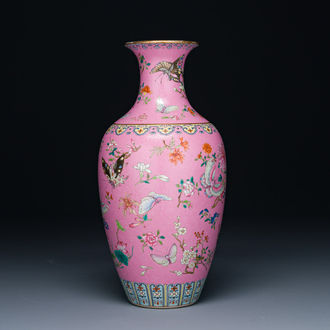 Vase en porcelaine de Chine famille rose sur fond rose à décor de papillons, marque et peut-être époque de Qianlong