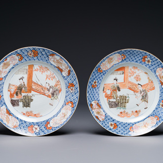 Een paar Chinese Imari-stijl borden met een koopman, dame en jongen, Yongzheng