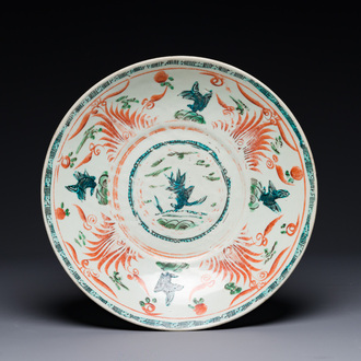 Plat en porcelaine de Chine wucai dite 'de Swatow' à décor des carpes sauteuses, Ming