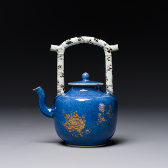 Théière couverte en porcelaine de Chine à décor doré sur fond bleu poudré à anse faux-bambou, Kangxi