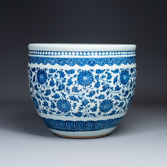 Een grote Chinese blauw-witte vissenkom met pioenslingers, Qianlong/Jiaqing