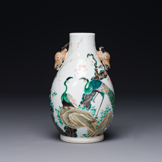 Vase de forme 'hu' en porcelaine de Chine famille rose à décor de paons, marque de Yongzheng, 19ème