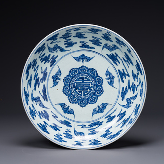 Grand plat en porcelaine de Chine en bleu et blanc à décor de chauves-souris et longévité, 19ème