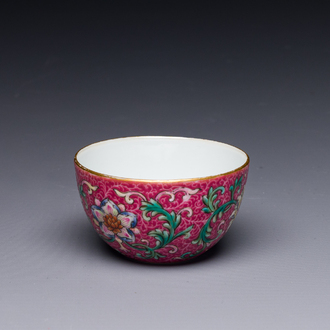 A fine Chinese pink-sgraffito-ground famille rose cup with floral design, Qianlong mark, 19th C.