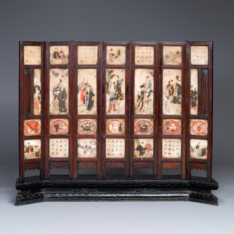 Een Chinees zevenslags houten tafelscherm met geschilderde marmeren plaquettes, 19e eeuw