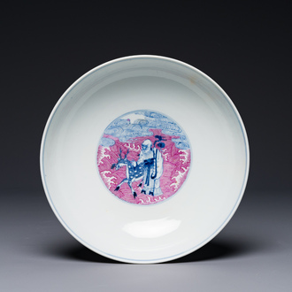 Een Chinese blauw-witte en rose-geëmailleerde kom met 'Acht Onsterfelijken', Guangxu merk en periode