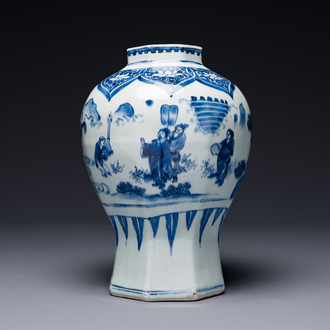 Vase de forme octogonale en porcelaine de Chine en bleu et blanc à décor 'Jia Guan Jin Jue 加官晉爵', époque Transition