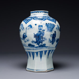 Een Chinese blauw-witte octagonale 'Jia Guan Jin Jue 加官晉爵' vaas, Transitie periode