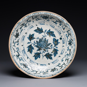 Plat en porcelaine de Vietnam ou Annam en bleu et blanc à décor floral, 15/16ème