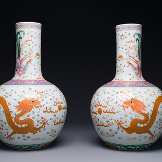 Paire de vases de forme bouteille en porcelaine de Chine famille rose à décor de dragons, Tongzhi/Guangxu