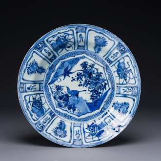 Plat en porcelaine de Chine en bleu et blanc de type kraak à décor d'oiseaux près de branches fleuries, Wanli