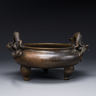 Een groot Chinese bronzen wierookvat op drie poten met 'chilong' handgrepen, Qing Qian Gong 清乾宮 merk, 18e eeuw