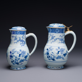 Twee Chinese blauw-witte dekselkannen met floraal decor, Yongzheng/Qianlong