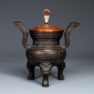 Important brûle-parfum tripod en bronze à décor de taotie au couvercle en bois, Chine, Ming