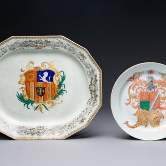 Un plat armorié et une assiette aux armes de De Heere pour le marché hollandais en porcelaine de Chine, Qianlong