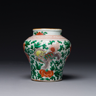 Petit pot en porcelaine de Chine wucai à décor de lions bouddhistes et rinceaux de pivoine, période Transition