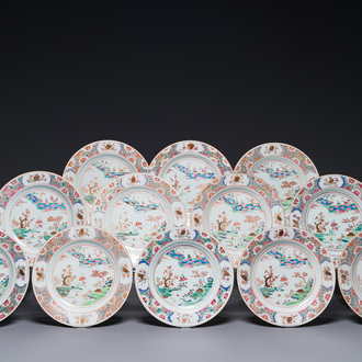 Douze assiettes en porcelaine de Chine famille rose à décor de paysage, Qianlong
