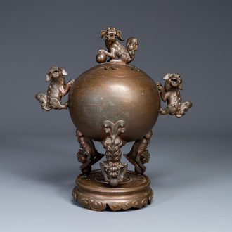 Grand brûle-parfum couvert sur socle en bronze à décor de six lions, Chine, 19ème