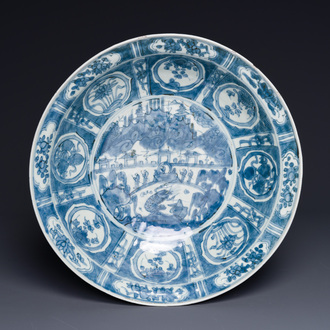 Grand plat en porcelaine de Chine en bleu et blanc dite 'de Swatow' représentant un homard et une carpe dans un village de pêcheurs, Ming