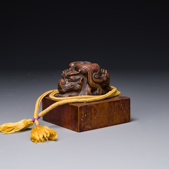 Een Chinese gestoken hongmu houten 'Jiaqing Yubi Zhibao 嘉慶御筆之寶' zegelstempel, 20e eeuw