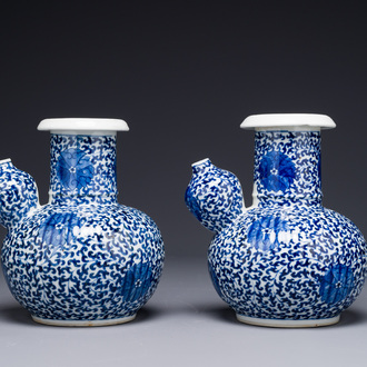 Paire de kendis en porcelaine de Chine bleu et blanc  à décor de rinceaux de lotus, 19ème