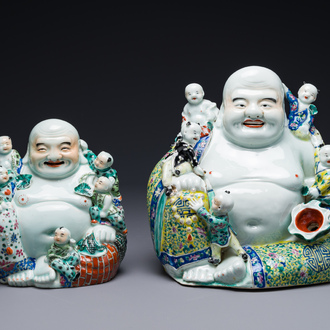 Deux figures de Bouddha en porcelaine de Chine famille rose, marque Zhu Mao Sheng 朱茂生, 19/20ème