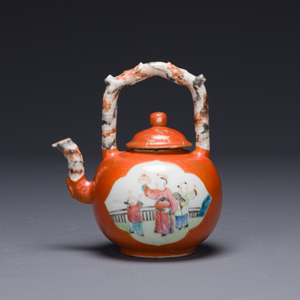 Théière en porcelaine de Chine famille rose sur fond rouge de corail à bec et anse faux marbre, Jiaqing