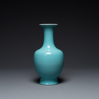 Vase en porcelaine de Chine en turquoise monochrome, marque et époque de Qianlong