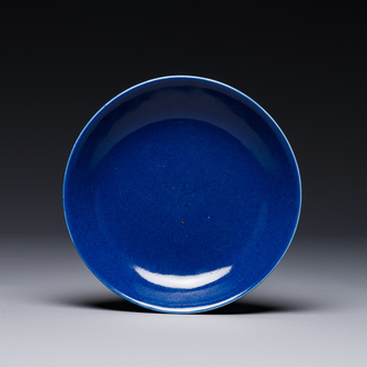 Assiette en porcelaine de Chine bleu poudré,  marque et époque de Guangxu
