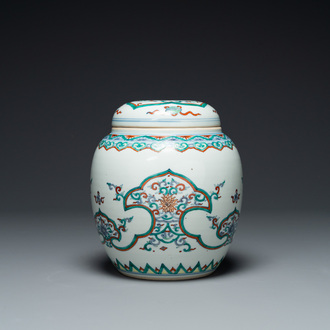 Pot couvert en porcelaine de Chine doucai à décor de rinceaux de lotus, Kangxi/Yongzheng