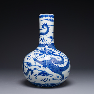 Vase de forme bouteille en porcelaine de Chine en bleu et blanc à décor de dragons, marque de Yongzheng, 19ème