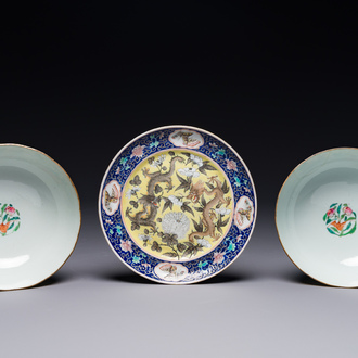 Une paire de bols en porcelaine de Chine famille rose et une assiette de style Dayazhai à décor de dragon, marque de Jiaqing, 19/20ème