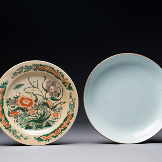 Une assiette en porcelaine de Chine famille verte sur fond café au lait et une assiette en blanc monochrome, Kangxi