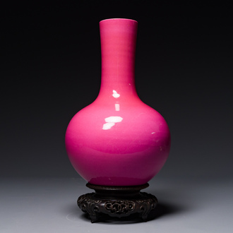 Vase de forme 'tianqiuping' en porcelaine de Chine en rouge de rubis monochrome avec socle en bois, marque de Yongzheng, 19/20ème