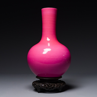 A Chinese monochrome ruby-pink-glazed 'tianqiuping' vase on wooden stand, Yongzheng mark, 19/20th C.