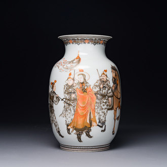 Vase de forme lanterne en porcelaine de Chine à décor 'mulan 木蘭' en rouge de fer, grisaille et doré, signé Zhou Xiangpu 周湘浦, 20ème