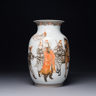 A fine Chinese iron-red, grisaille and gilt lantern-shaped 'mulan 木蘭' vase, signed Zhou Xiangpu 周湘浦, 20th C.