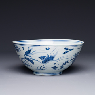 Bol en porcelaine de Chine en bleu et blanc à décor de canards mandarins dans un étang aux lotus, Wanli