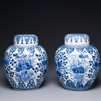 Een paar Chinese blauw-witte gemberpotten en deksels met floraal decor, Kangxi