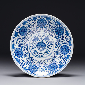 Plat en porcelaine de Chine en bleu et blanc à décor de rinceaux de lotus, marque et époque de Guangxu