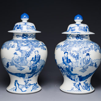 Paire de vases couverts en porcelaine de Chine en bleu et blanc à décor figuratif, 19ème