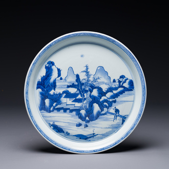 Assiette en porcelaine de Chine en bleu et blanc à décor d'un paysage fluvial montagneux, marque de Chenghua, Kangxi