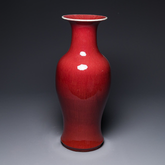 Een Chinese sang-de-boeuf-geglazuurde vaas, 19e eeuw